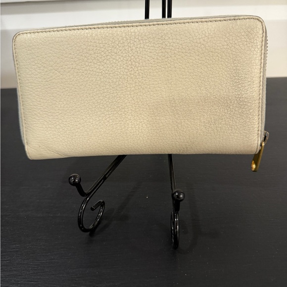 Gucci Cream Clutch with Iconic Stripe - Picture 3 of 7